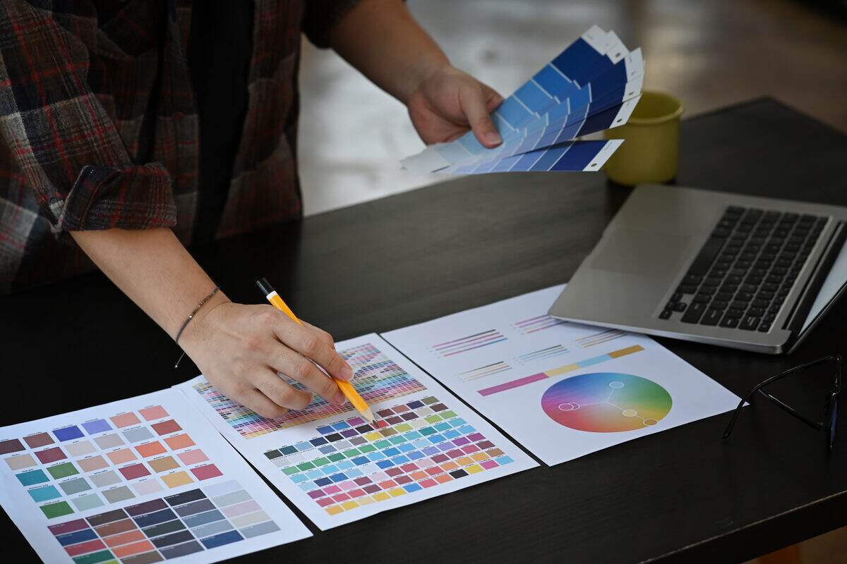 Profesyonel katalog tasarımı — tasarımcı renk seçimi yapıyor